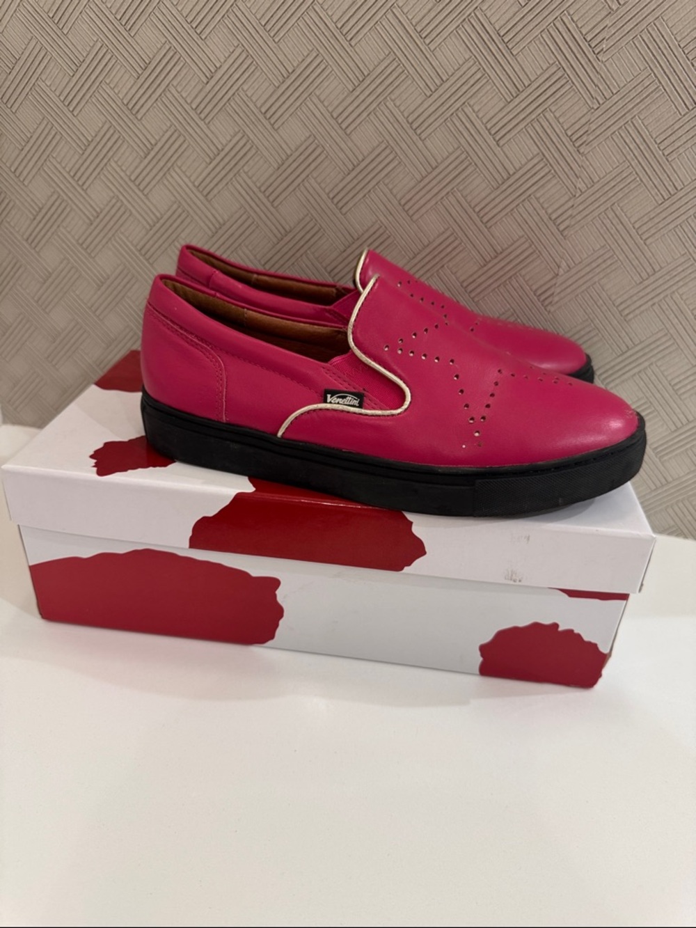 Girl’s Shoes, Venettini, Eu Sz 34 US 2.5 Hot Pink Leather Star Slip-On Sneakers